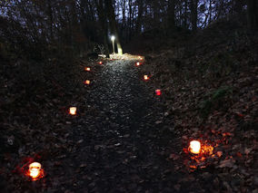 Waldadvent in der Fatima-Grotte (© Karl-Franz Thiede)